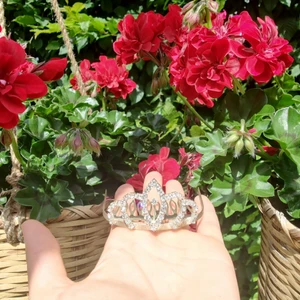 Tiara - Söt tiara som man har i håret, riktig metall. Kan både skicka spårbart och icke spårbart. Ej spårbar frakt kostar 30 kr 