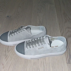 axel arigato  - säljer mina axel arigato skor. inte alls använda. storlek 36, om du vill ha fler bilder eller har några frågor så fråga på!🫶🏼🫶🏼