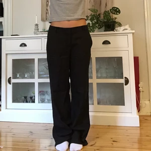 Linnebyxor  - Svarta byxor i ett linneliknande material men fina fickor där bak. Jag är 160cm för referens✨ bra skick! Midjemått: 80cm Innerbenslängd: 78cm ❗️BUD ÄR BINDANDE❗️