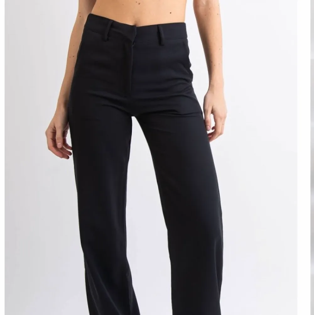 Svarta kostymbyxor från madlady! 🤩 Använts 1 gång (säljer för att dom inte passar) 📦  60kr frakt. Jeans & Byxor.