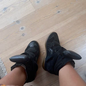 Isabel Marant  - Säljer mina svarta Isabel Marant trainers Beckett! Kommer tyvärr inte till användning längre. De är väl använda men fortfarande i fint skick. I storlek 37 men passar även 38. Om man vill ha dem levererade spårbar tillkommer extra kostnad. 
