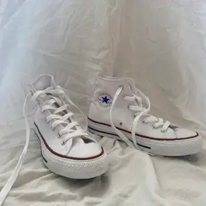 Säljer dessa vita Converse i storlek 36 (något stora i storleken) kan därför passa någon med storlek 37. Skorna är i princip helt oanvända och i bra skick! Säljes för 290 kr + frakt  59 kr. Hör av dig vid intresse!❣️❣️