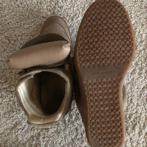 Isabel Marant  - Säljer nu mina fina Isabel marant skor. Storlek 40 men passar 39 då dem är väldigt små i storleken. Skicket är mycket bra trots att dem är använda🥰 nypris är ca 5000 kr och dem är köpa på mytheresa. Kvitto ingår om de önskas 💞