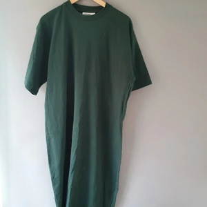 Längre t-shirtklänning från junkyard - Köpt för ca 1,5 år sedan, använd under 3 tillfällen. På mig som är 168 slutar den ovanför anklen. Lite oversized i modellen🌱