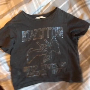 Y2k baby tee - säljer denna asballa baby tshirten med led zepplin tryck! den är i barnstorlek men passar som en croptop för mig som har S!