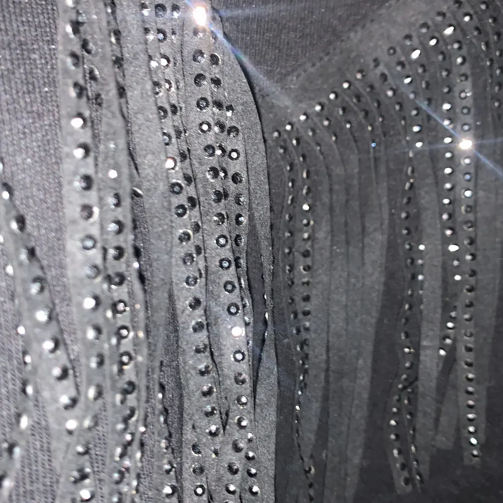 Säljer denna coola tröja med diamant detaljer. Snygg till vardags.. Tröjor & Koftor.
