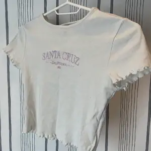 Snygg croppad T-shirt från H&M i strl xs, bra skick!🤍💗☺️ 25kr + frakt (64kr inkl spårbar frakt) 