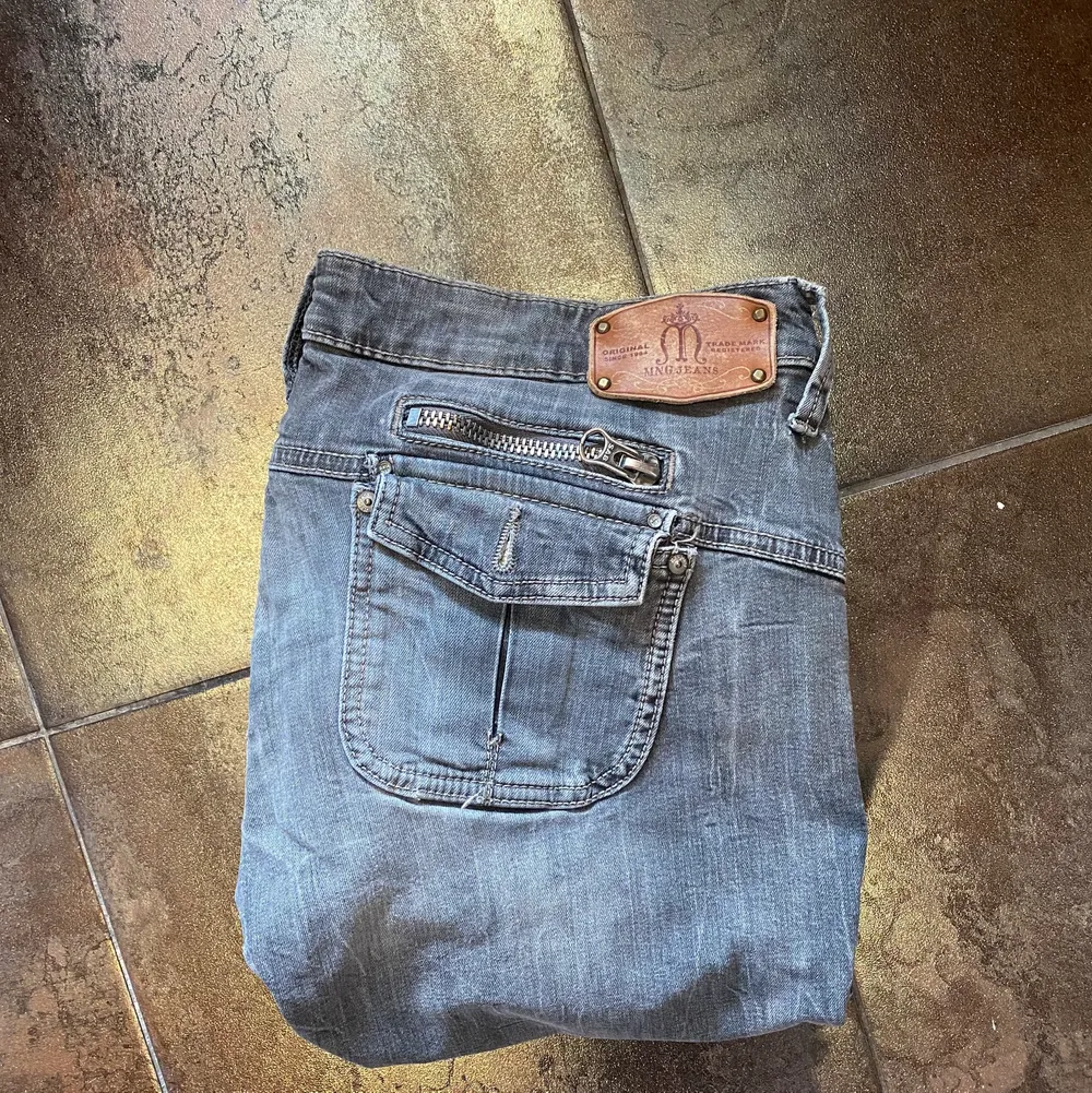 Säljer nu dessa skit snygga low waisted jeans från mango, dom är som ny och har väldigt fina detaljer. Dom är ljus gråa och sitter som S men är stretchiga. Dom kom tyvär inte till användning för mig, men absolut helt otroligt fina jeans som är sköna 💓. Jeans & Byxor.