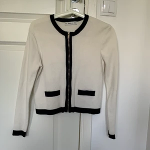 Vit kofta/tröja - En vit kofta från Zara i storlek S. Frakt tillkommer! 