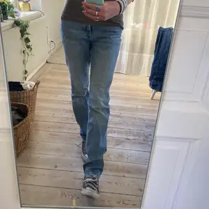 Populära Zara-jeans i rak modell med mid-waist! Kan mötas upp i Stockholm💓