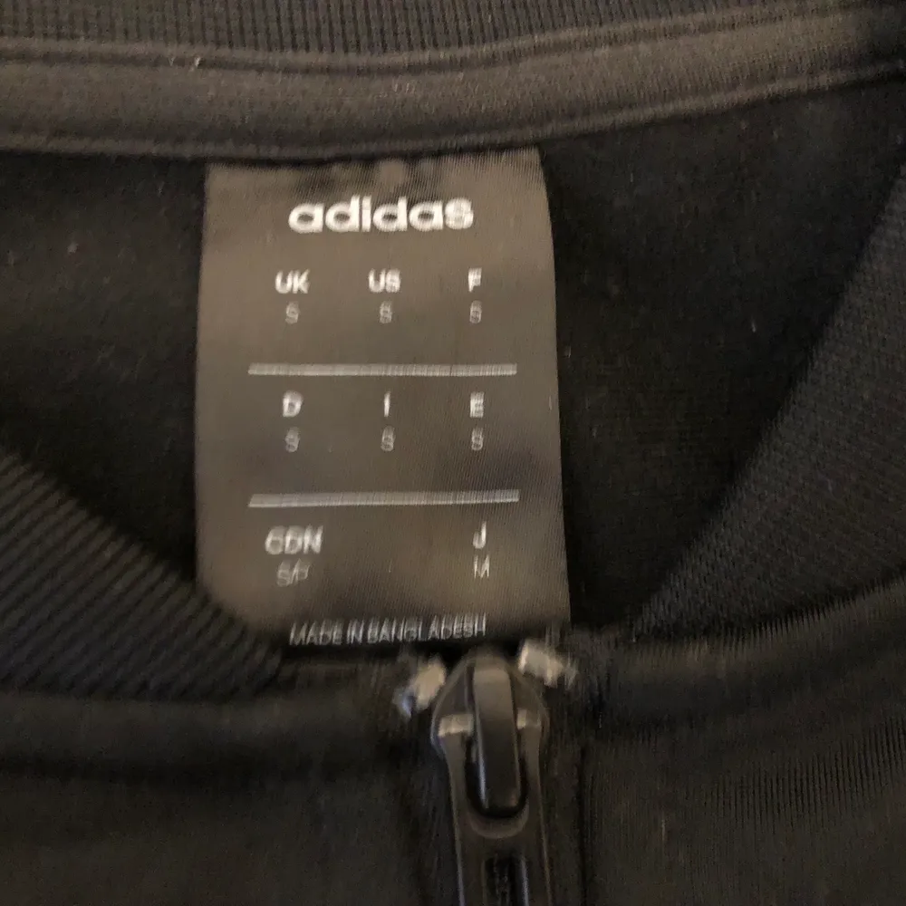 Adidas svart tränings jacka med fickor och drag kedja.. i fint skick i storlek small... Hoodies.