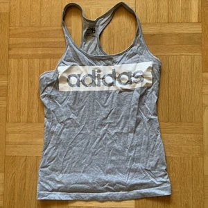 Adidas träningslinne - Ljusgrått adidas träningslinne i storlek XS, stor i storleken, använd ett fåtal gånger, fint skick.