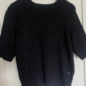 Glittrig stickad tröja - Härligt fin tröja. Nyskick 
