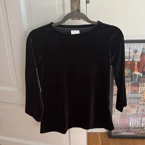 Topp från Vila  - Jag säljer denna helt oanvända tröja från Vila. Den är i fint material av sammet men kommer inte till användning. 