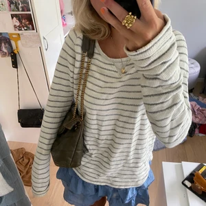 Randig tröja - Så snygg randig tröja som passar perefekt till sena sommarkvällar!😍 I topp skick