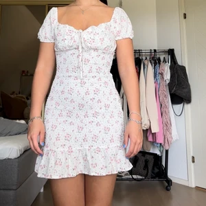 Söt klänning💝 - Superfin klänning som aldrig är använd tyvärr… Ramar in hela kroppen super fint!!💕(frakten är inräknat i priset)