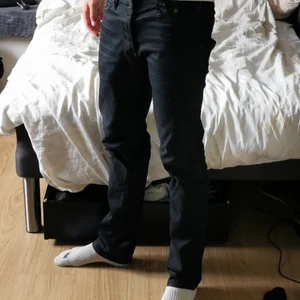Jack&Jones jeans size 30/32 - Mörka jeans, slimstraght fit. Nypris 800 kr. Nästan oanvända, mycket bra skick. 