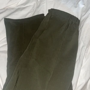 Kostymbyxor med slits - Nya kostymbyxor med slits samt stretch i midjan. Super snygga men tyvärr för stora.