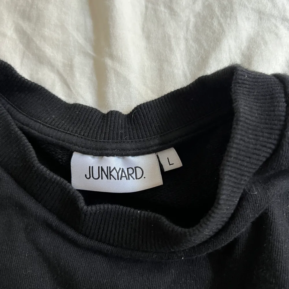 Jätte snygg och cool sweatshirt med tryck från Junkyard, säljer eftersom den aldrig kommer till använding. . Tröjor & Koftor.