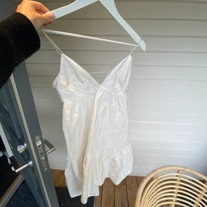 Volang klänning  - Klänning från zara