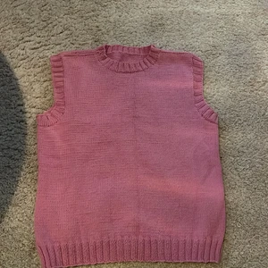 Stickad slipover, strl M - En jättesnygg rosa stickad slipover i strl M💗. Aldrig använt, så den är i fint skick. Den sticks ingenting, vilket jag tycker är väldigt skönt! 