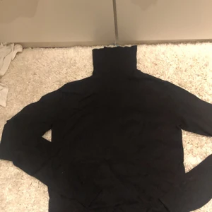 Polotröja  - Säljer nu en jättesnygg polotröja från hm❤️