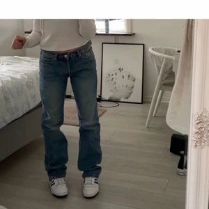 Weekday jeans  - Säljer dessa sjukt snygga jeans från madlady, köpt för ca 2 månader sedan ( de är i bra skick) passar perfekt på någon som är runt 160cm -165cm