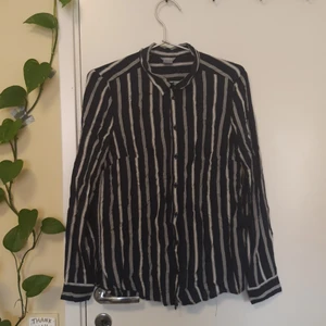 Randig skjorta - Randig skjorta från lindex. Tunn och skönt material. Mörkblå, ser nästan svart ut