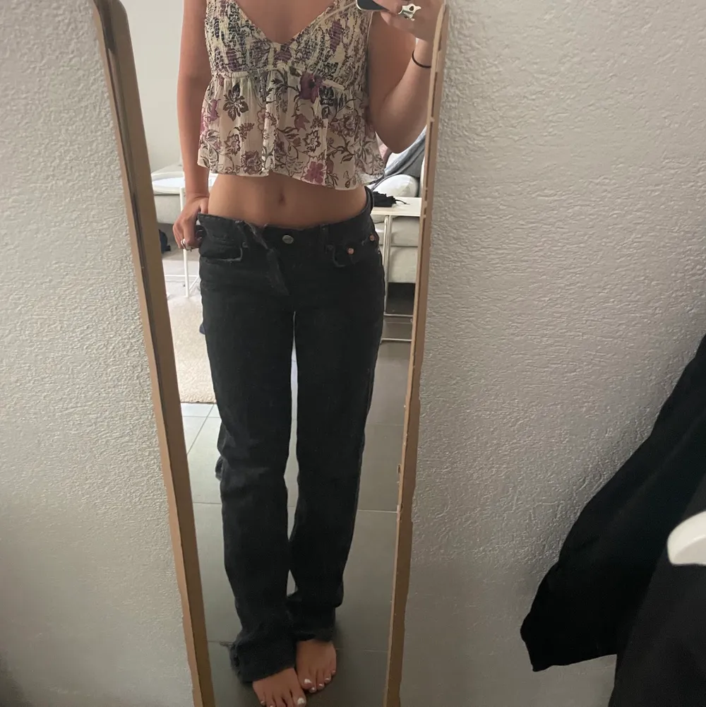 zarajeans mid/lowwaist slutsålda så populära ❤️❤️. Jeans & Byxor.