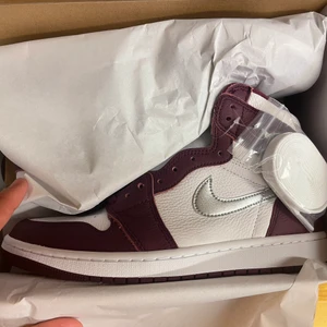 Jordan 1 High Bordeaux - Köpta vid release och helt oanvända sedan dess. Kvitton finns. Storlek US 9, EU 42.5