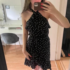 NAKD klänning, Storlek 32💕 - Jag säljer denna superfina klänning från Linn Ahlborgs kollektion med NAKD🥰 Den är i storlek 32, men passar även 34. Klänningen är i mycket bra sick och knappt använd💕 Pris från 60 kr, köparen står för frakten! Hör av er vid frågor🥰