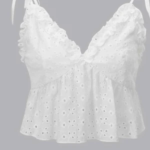 Vitt linne - Vitt linne i storlek S, helt oanvänd. Så fin för sommaren! Pris kan diskuteras 💕