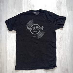T-shirt i nyskick. Endast använd för bild. Köpt på Hard Rock Café i Oslo.   Läs gärna min biografi och hör av dig om du har några frågor! 🧚🏽‍♀️