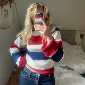 Randig stickad tröja - Säljer denna randiga stickade tröja❤️