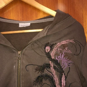 Brun munkjacka med mönster - Brun munkjacka med unikt tryck. Köpt vintage men bra skick. Har dock en liten fläck på fickan. Vet inte storlek men skulle gissa på M/L men passar även mindre storlekar