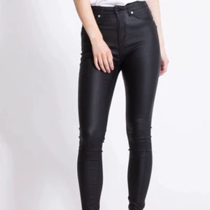 skinnbyxor - skinnbyxor från lager 157. aldrig använda. köpte för att jag tyckte de var skit snygga men använde aldrig. frakt ingår inte