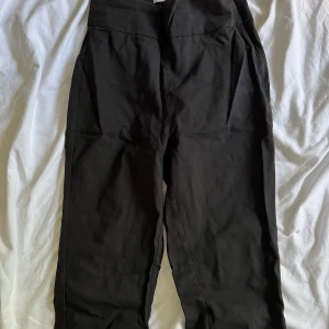 Byxor med detaljer  - Långa byxor med klippning längs ner God skick  