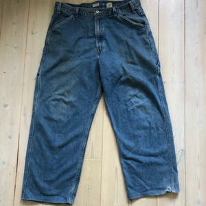 Levis L2 - Levis L2, liknar Levis silvertab men ännu mer baggy. Typ omöjliga att få tag på. Älskar dessa jeans men de är tyvärr lite väl mycket för stora för mig. OBS de är uppsydda