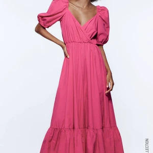 Zara klänning - Helt oanvänd klänning från Zara i storlek XL. Säljs pga storleken ej passar och ingen möjlighet att lämna tillbaka. Kostar 499kr men säljs för 250kr💕