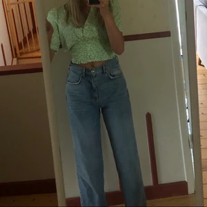 Jeans wide highwaist med slits - Dessa sååå fina jeans från gina med slits längst ner (bild 3). Har älskat dessa men är nu försmå, superskick!!💕 kan även byta mot liknande i större storlek