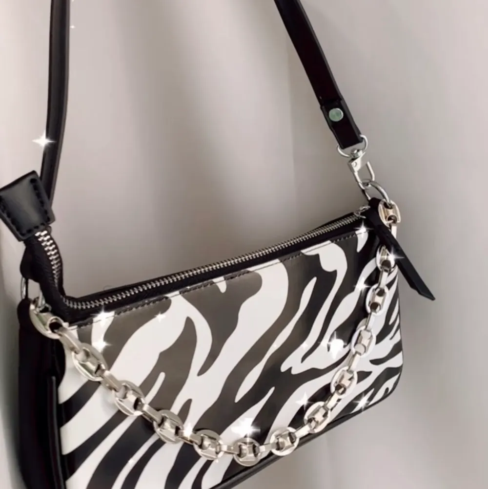 Snygg handväska med zebramönster 🦓 Onesize . Väskor.