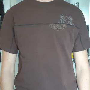 Brun kenzo Tshirt i storlek Medium Använd endast en gång Nypris 1500