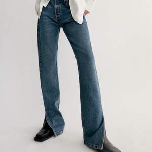 Säljer dessa snygga mellanblå ”mid waist full length” jeans med slitsar från zara i 38. De är raka i modellen och passar någon med långa ben. Vet inte hur många gånger jag använt dem, men de är i väldigt fint skick.💕