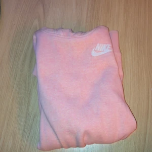 Nike  - En Nike klänning. Köpt i december 2020. Använd bara 2 ggr och säljer pågrund av att den inte kommer till användning längre. Hör gärna av dig om du har någon fråga eller är intresserad.💗💗