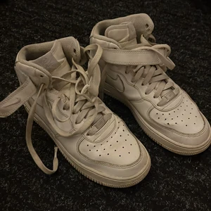 Air Force 1 mid ’07 - Väldigt fina af1 i ”mid”-modellen, som även har kardborreband. Väldigt sköna att gå i och funkar bra under alla årstider. Skorna är i använt skick och har inga stora defekter, lite mer creasade på högra skon.