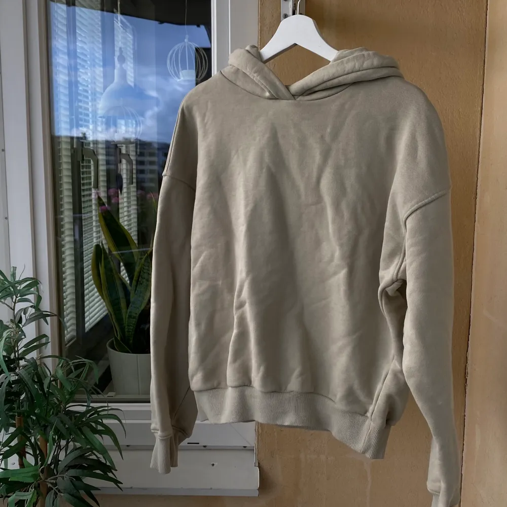 Grönbeige hoodie från hm! Kan hämtas i Telefonplan alternativt fraktas och då står köparen för frakt 🌸. Hoodies.