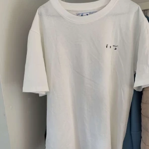 Off-white t-shirt - Säljer en vit off-white t-shirt eftersom den är lite för stor för mig. Därav är den i väldigt gott skick ”så gott som ny” eftersom jag knappt använt den.