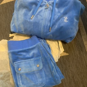 Juicy couture  - Säljer mitt slutsålda juicy couture i storlek xs, säljer pga att den inte längre passar.  Byxorna är uppsydda och passar med längden 160. Den är i väldigt nytt skick då jag inte använder så ofta. Köpt på nk