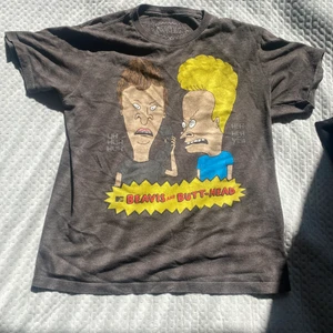 Beavis and butt-head t-shirt  - Snygg 90s T-shirt med två av de skönaste karaktärerna som nånsin synts på tv. Köp den om du vill få komplimanger på stan o dränka i folk som frågar om din snap.