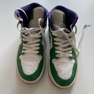 jordans - säljer mina grön lila jordans 1(mid) i storlek 40,5 då dom inte kommer till användning. fint använda men en liten defekt längst fram(se bild 3). har ej kvar lådan KÖPAREN STÅR FÖR FRAKTEN!!